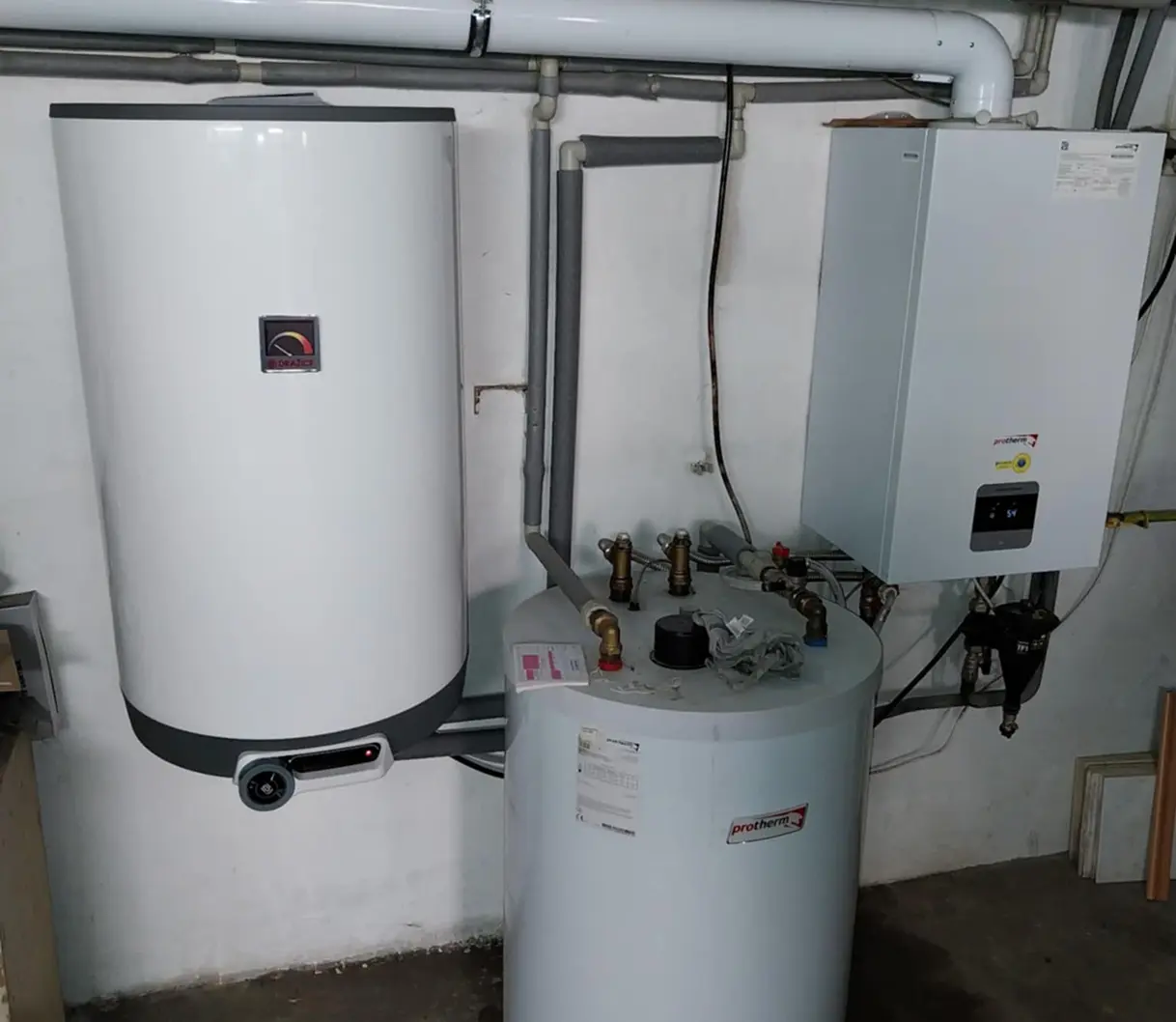 Plynový kotol Protherm a bojler na ohrev vody v technickej miestnosti
