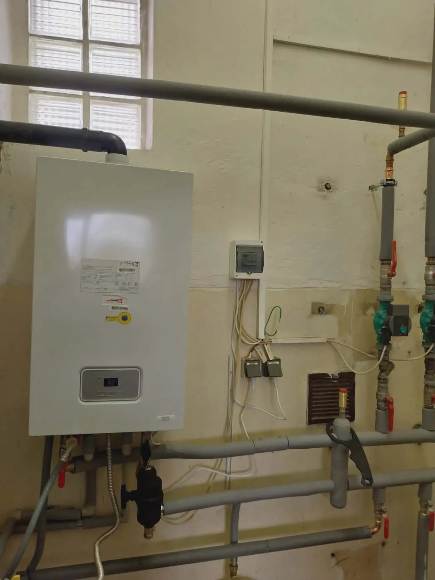 Nástenný plynový kotol Protherm s potrubím v technickej miestnosti