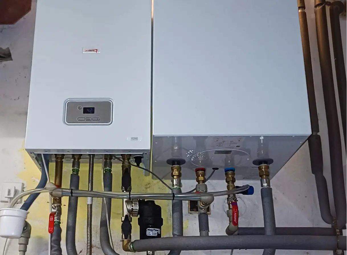 Plynový kondenzačný kotol Protherm pripojený k potrubiu v kotolni