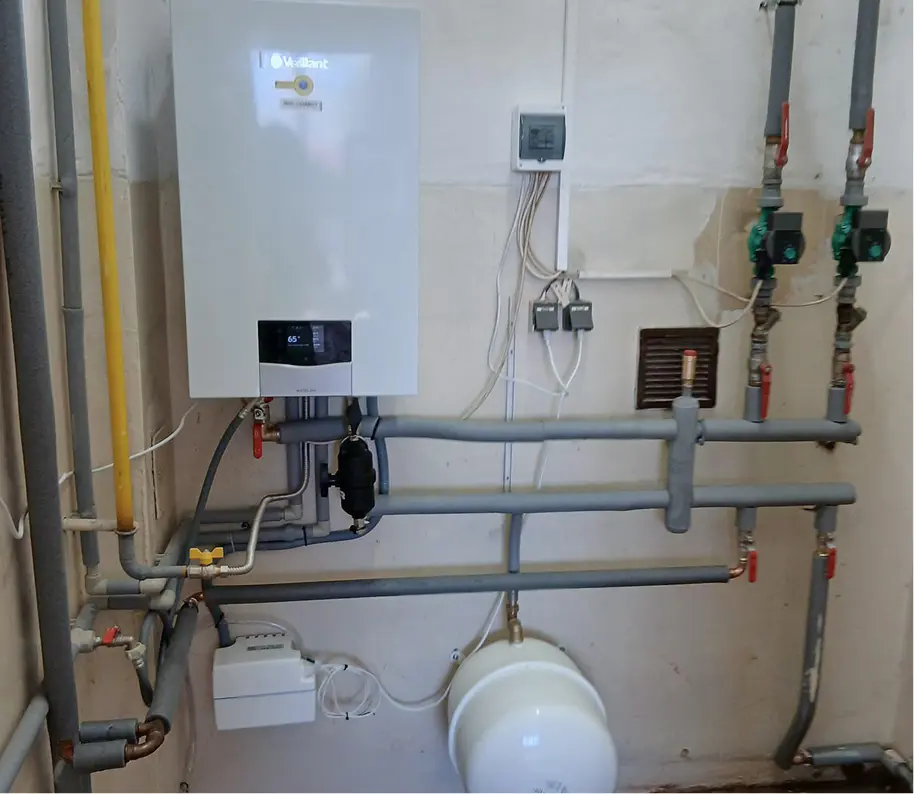 Plynový kotol Vaillant s potrubným rozvodom a expanznou nádobou v kotolni