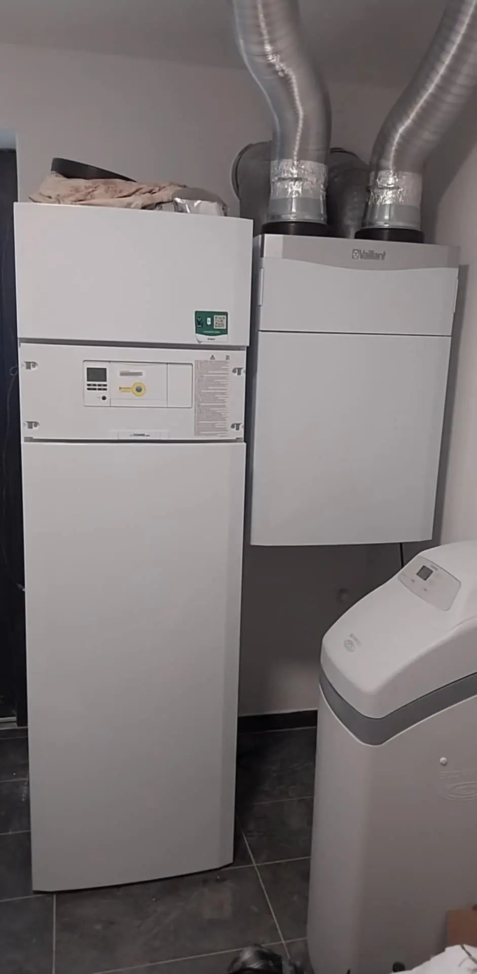 Moderný plynový kotol Vaillant s rekuperačnou jednotkou a zmäkčovačom vody v technickej miestnosti