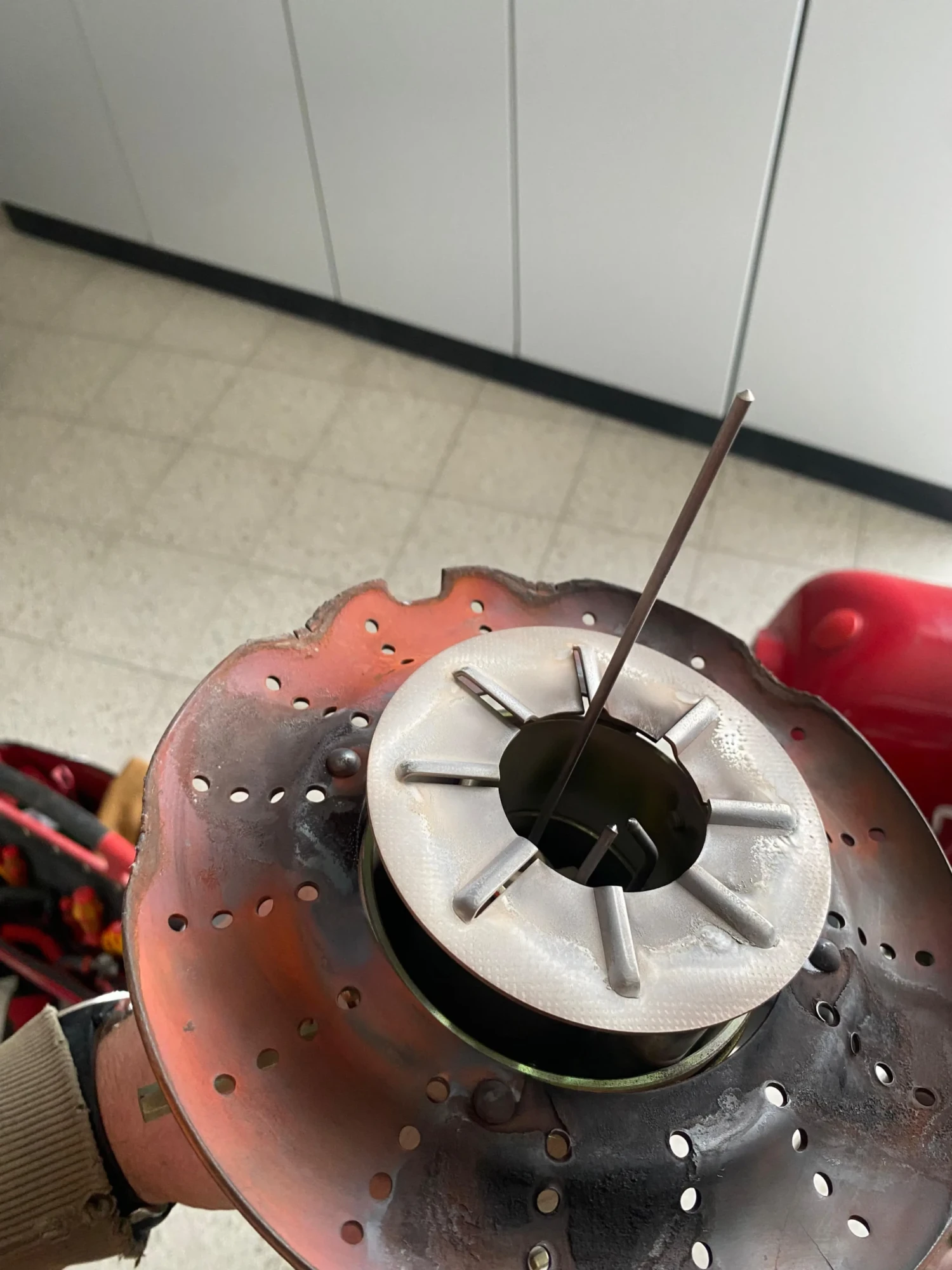 Detailný pohľad na poškodený horák olejového kotla so stopami sadzí a opotrebovania