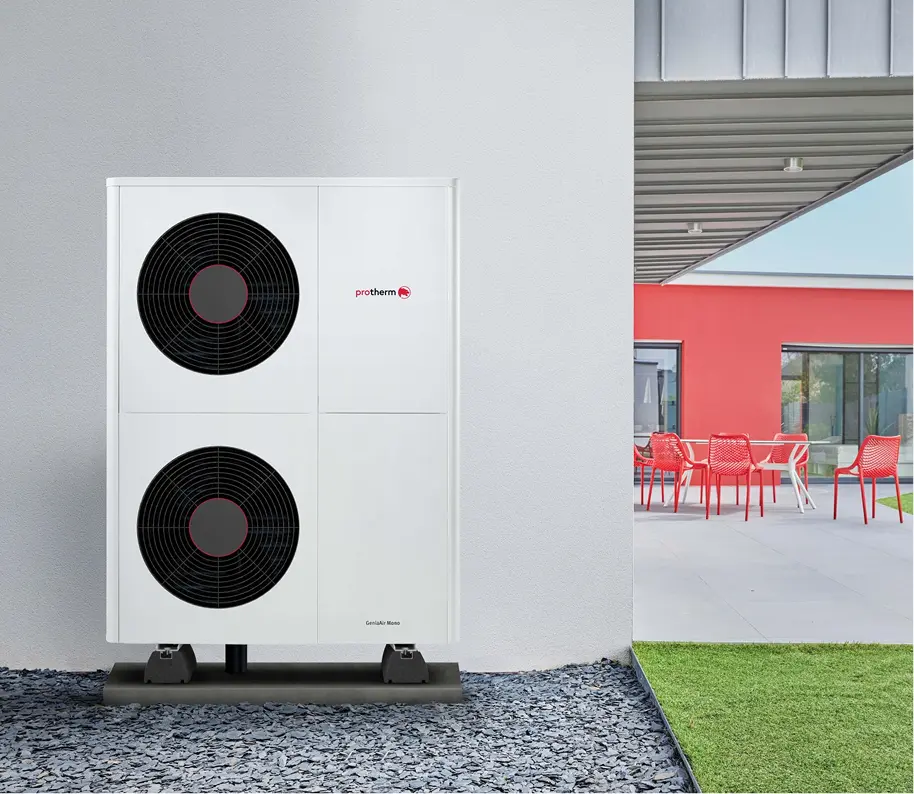 Tepelné čerpadlo Protherm GeniaAir Mono inštalované exteriéri rodinného domu