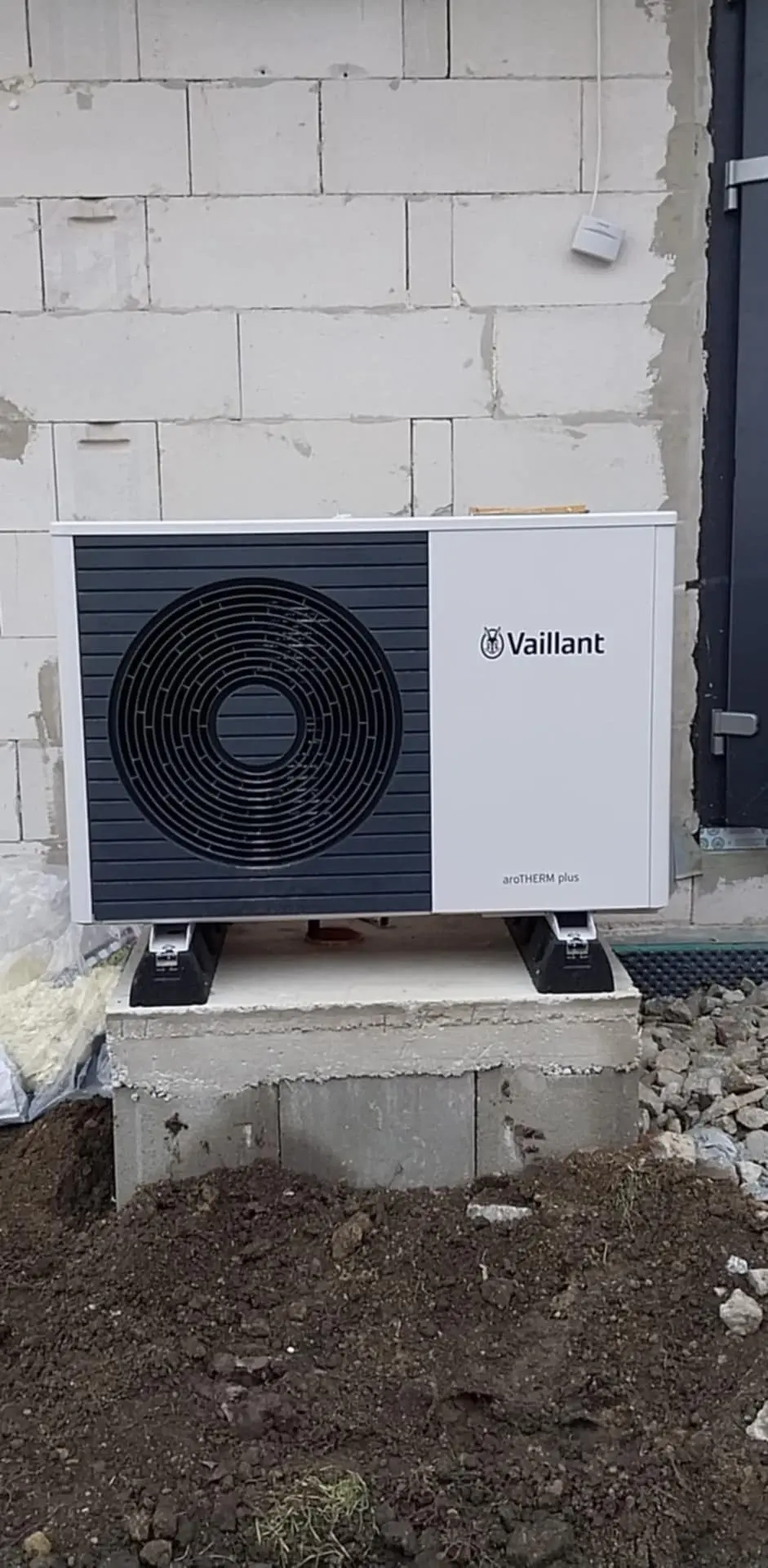 Tepelné čerpadlo Vaillant aroTHERM plus inštalované exteriéri pri novostavbe
