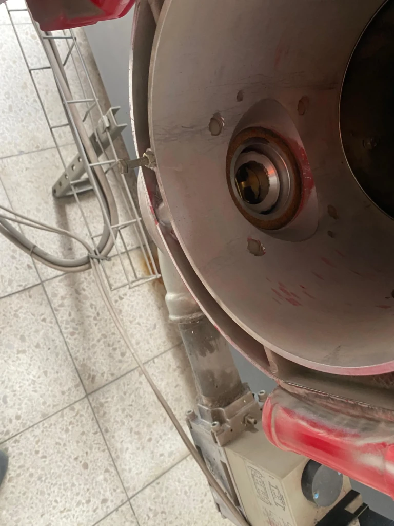 Detailný pohľad do vnútra priemyselného ventilu s tesnením